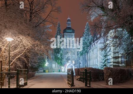 Il palazzo maniero nella città di Iłowa in Polonia in paesaggio invernale. Foto Stock