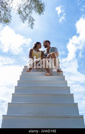 Coppia uomo e donna su scala nel cielo, scala via al cielo isolato sul cielo. Foto Stock