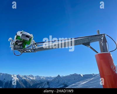 Primo piano di cannone di neve verde contro il cielo blu presso la stazione sciistica Golm, Montafon nelle Alpi austriache, 12.12.2021. Foto Stock