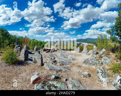 Cromlech a Dolni Glavanak, Bulgaria. Un'antica struttura megalitica di pietre incanalate nel terreno. Un luogo sacro di culto destinato ai riti Foto Stock