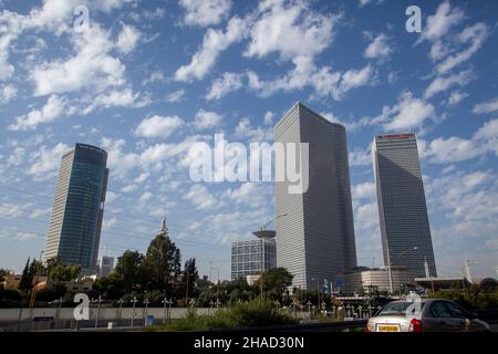 Israele, Tel Aviv, Ayalon autostrada (primo piano) con le 3 Azrieli Towers (destra) Foto Stock