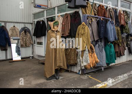 Kiev, Ucraina, 5 gennaio 2020. Scambio incontro, vendita di cose vecchie. Vendere diversi rifiuti e spazzatura sul mercato delle pulci. Foto Stock