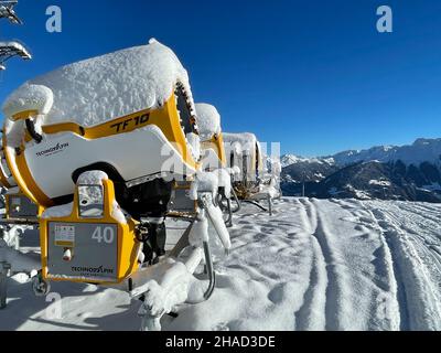 Golm, Austria, 12.12.2021. Molti cannoni gialli di neve parcheggiati nella stazione sciistica contro il cielo blu. Foto Stock