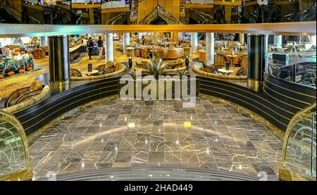 Vista della Tiger bar lounge all'interno della nave da crociera MSC magnifica nel porto di Marsiglia, Francia il 01/11/2018. Foto Stock