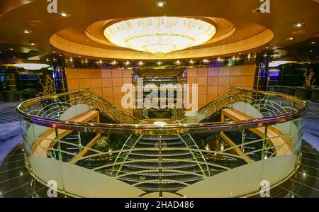 Vista delle scale del casinò all'interno della nave da crociera MSC magnifica nel porto di Marsiglia, Francia il 01/11/2018. Foto Stock