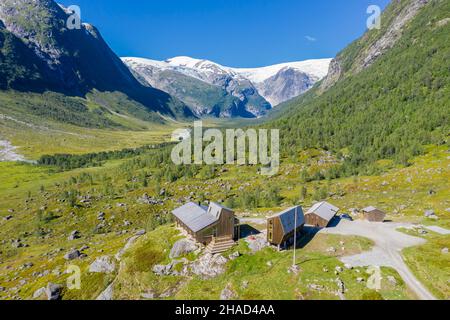 TUNGESTOLEN, NORVEGIA - 26-AGOSTO-2020: Vista aerea della cabina turistica Tungestolen al ghiacciaio Jostedalsbre, valle Langedalen nel retro, Sognefjord Foto Stock