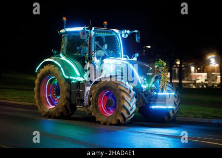 La terza sfilata annuale di trattori decorati a Natale. Oltre 70 trattori coperti da luci festive hanno fatto il loro modo attraverso i villaggi del Warwickshire per due sere. L'evento è organizzato dalla Sheepy aring Association. I coltivatori hanno sollevato oltre ventimila libbre. Foto Stock