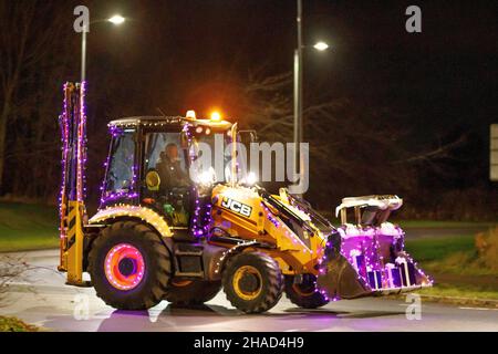 La terza sfilata annuale di trattori decorati a Natale. Oltre 70 trattori coperti da luci festive hanno fatto il loro modo attraverso i villaggi del Warwickshire per due sere. L'evento è organizzato dalla Sheepy aring Association. I coltivatori hanno sollevato oltre ventimila libbre. Foto Stock