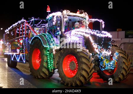 La terza sfilata annuale di trattori decorati a Natale. Oltre 70 trattori coperti da luci festive hanno fatto il loro modo attraverso i villaggi del Warwickshire per due sere. L'evento è organizzato dalla Sheepy aring Association. I coltivatori hanno sollevato oltre ventimila libbre. Foto Stock