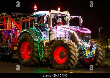 La terza sfilata annuale di trattori decorati a Natale. Oltre 70 trattori coperti da luci festive hanno fatto il loro modo attraverso i villaggi del Warwickshire per due sere. L'evento è organizzato dalla Sheepy aring Association. I coltivatori hanno sollevato oltre ventimila libbre. Foto Stock