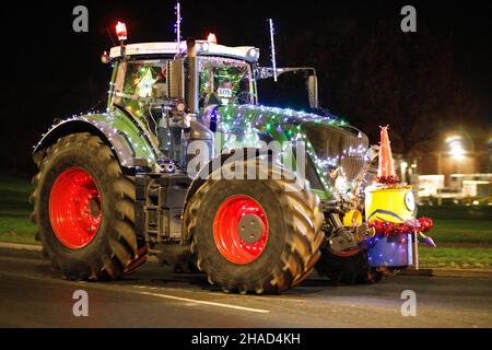 La terza sfilata annuale di trattori decorati a Natale. Oltre 70 trattori coperti da luci festive hanno fatto il loro modo attraverso i villaggi del Warwickshire per due sere. L'evento è organizzato dalla Sheepy aring Association. I coltivatori hanno sollevato oltre ventimila libbre. Foto Stock