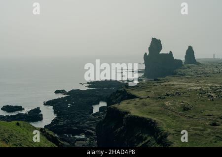Formazioni laviche, chiamate Londrangar, sulla costa meridionale della penisola di Snaefelsnes, Islanda. Foto di alta qualità Foto Stock