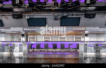 Vista della discoteca le T32 disco all'interno della nave da crociera MSC magnifica nel porto di Marsiglia, Francia il 01/11/2018. Foto Stock