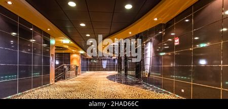 Vista degli ascensori all'interno della nave da crociera MSC magnifica nel porto di Marsiglia, Francia il 01/11/2018. Foto Stock