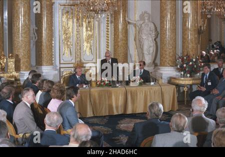 Warszawa 14.07.1988. Wizyta sekretarza generalnego Komunistycznej Partii Zwi¹zku Radzieckiego Michai³a Gorbaczowa w Polsce (11-16.07.1988). Spotkanie w sali Balowej Zamku Królewskiego. NZ. Za sto³em, od lewej: Michai³ Gorbaczow, przewodnicz¹cy Narodowej Rady Kultury prof. Bogdan Suchodolski, przewodnicz¹cy Rady Pañstwa PRL, i sekretarz KC Polskiej Zjednoczonej Partii Robotniczej Wojciech Jaruzelski. wb PAP/Grzegorz Rogiñski Varsavia 14 luglio 1988. La visita del Segretario Generale del Partito Comunista dell'Unione Sovietica in Polonia (11-16 luglio 1988). Incontro presso la Sala da ballo del Castello reale Foto Stock