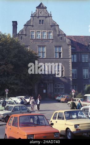 Poznañ 10,1988. Uniwersytet im. Adama Mickiewicza. NZ. Gmach Collegium Minus przy pl. A. Mickiewicza. js PAP/Jan Morek Dok³adny dzieñ wydarzenia nieustalony. Poznan Ottobre 1988. L'Università Adam Mickiewicz. Nella foto: L'edificio Collegium Minus in Piazza A. Mickiewicz. js PAP/Jan Morek Data evento sconosciuta. Foto Stock