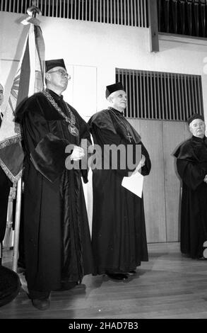 Lublino, 1988-10-23. Katolicki Uniwersytet Lubelski (KUL). Inauguracja roku akademickiego, podczas której kardyna³ Joseph Ratzinger (C) otrzyma³ doktorat honoris causa tej uczelni z r¹k rektora biskupa Jana Œrutwy. pp PAP/Miros³aw Trembecki Foto Stock