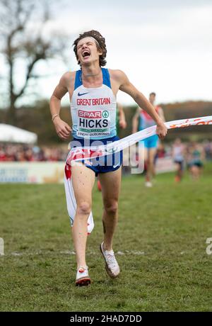 FINGAL-DUBLINO, Irlanda. 12th Dic 2021. Charlie Hicks di Great Britain & NI ha attraversato il traguardo per vincere la gara Mens U23 al Campus Sport Ireland di Dublino il 12th dicembre 2021. Foto di Gary Mitchell/Alamy Live News Foto Stock