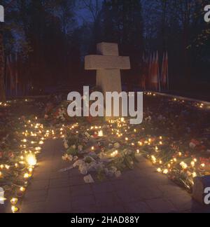 Warszawa 04,1989. Cmentarz Wojskowy na Pow¹zkach. NZ. Pomnik-Krzy¿ Katyñski upamiêtniaj¹cy polskich obywateli zamordowanych w Katyniu w 1941 roku przez radzieck¹ policjê polityczn¹ NKWD. ka PAP/Jan Bogacz Dok³adny dzieñ wydarzenia nieustalony. Varsavia Aprile 1989. Cimitero militare di Powazki. Nella foto: Il Monument-Katyn Cross commemora i cittadini polacchi uccisi a Katyn nel 1941 dalla polizia politica sovietica NKVD. ka PAP/Jan Bogacz evento giorno sconosciuto Foto Stock