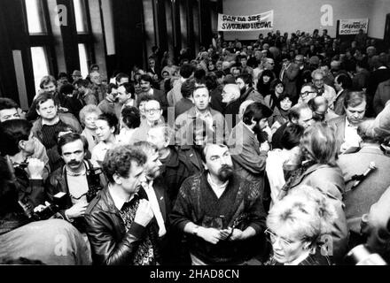 Warszawa 1989-04-17. Rejestracja Niezale¿nego Samorz¹dnego Zwi¹zku Zawodowego 'olidarnoœæ'. soa PAP/Teodor Walczak Foto Stock