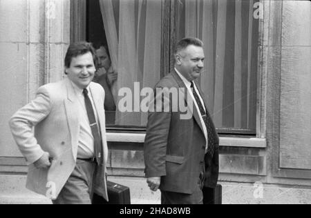 Warszawa, 1989-06-08. Posiedzenie Komisji Porozumiewawczej po Okr¹g³ym Stole w Pa³acu Namiestnikowskim. cz³onek Prezydium Rz¹du i przewodnicz¹cy Komitetu Spo³eczno-Politycznego Rady Ministrów Aleksander Kwaœniewski (L), wicePremier i przewodnicz¹cy Komitetu Ekonomicznego Rady Ministrów Ireneusz Seku³a. Gr PAP/Jan Bogacz Foto Stock