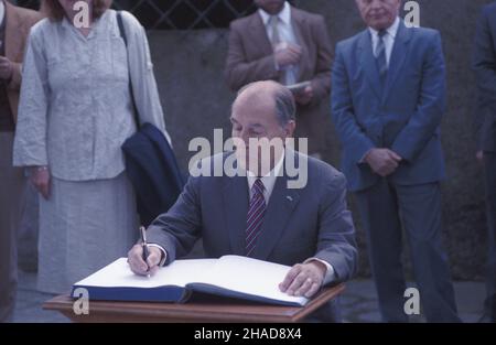 Oœwiêcim 14.06.1989. Wizyta prezydenta Francji Francoisa Mitterranda w Polsce (14-16.06.189). NZ. Francois Mitterand, na terenie by³ego niemieckiego obozu koncentracyjnego KL Auschwitz-Birkenau, wpisuje siê do ksiêgi pami¹tkowej. ka PAP/Jerzy Ochoñski Oswicim 14 giugno 1989. Il Presidente francese Francois Mitterrand effettua una visita in Polonia (14-16 giugno 1989). Il Presidente Francois Mitterand fa un ingresso al Libro della memoria presso l'ex campo di sterminio nazista tedesco Auschwitz-Birkenau (1940-1945). ka PAP/Jerzy Ochonski Foto Stock