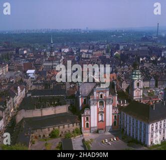 Poznañ 07,1989. Stare Miasto. NZ. Centralnie kolegiata pw. Matki Boskiej Nieustaj¹cej Pomocy i œw. Marii Magdaleny (Fara Poznañska) – barokowy koœció³ pod wezwaniem œw. Stanis³awa Biskupa Mêczennika. W g³êbi wie¿a ratusza. ka PAP/Ireneusz Sobieszczuk Leszek Wróblewski Dok³adny dzieñ wydarzenia nieustalony. Poznan Luglio 1989. Il centro storico. Nella foto: Al centro la Collegiata di nostra Signora del Perpetuo Soccorso e Santa Maria Maddalena - Chiesa barocca di San Stanislao, Vescovo e Martire. Sullo sfondo una torre del municipio. ka PAP/Ireneusz Sobieszczuk Leszek Wroblewski Event Foto Stock