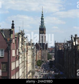 Gdañsk 08,1989. G³ówne Miasto, ulica D³uga. W g³êbi zabytkowy gmach ratusza miejskiego (siedziba Muzeum Historycznego Miasta Gdañska). Widok ze Z³otej Bramy. ka PAP/Janusz Uklejewski Dok³adny dzieñ wydarzenia nieustalony. Gdansk 1989 agosto. Il centro della città, Dluga Street. Nello sfondo edificio storico del municipio (la sede del Museo di Storia della città di Danzica). La vista da Zlota Brama (Golden Gate). ka PAP/Janusz Uklejewski Data evento sconosciuto. Foto Stock