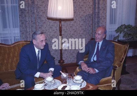 Warszawa 28.10.1989. Przewodnicz¹cy Unii na rzecz Demokracji Francuskiej, by³y prezydent Francji Valery Giscard d'Estaing (P) z wizyt¹ w Polsce (28-30.09.1989). Sotkanie z premierem Polski Tadeuszem Mazowieckim (L). ka PAP/Jan Bogacz Warszawa 28 ottobre 1989. Presidente dell'Unione per la democrazia francese, l'ex presidente francese Valery Giscard d'Estaing (R) effettua una visita in Polonia (28-30 ottobre 1989). Nella foto: Incontro con il primo ministro polacco Tadeusz Mazowiecki (L). ka PAP/Jan Bogacz Foto Stock