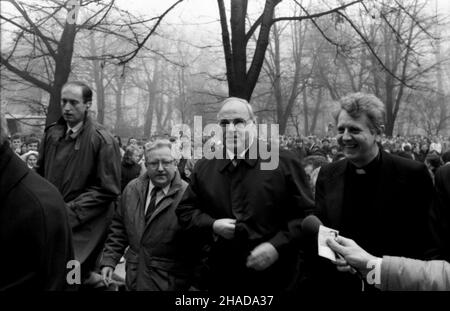 Lublino, 1989-11-13. Wizyta kanclerza Niemiec Helmuta Kohla w Polsce. NZ. Kanclerz Helmut Kohl i ks. prof. Stanis³aw Wielgus, rektor Katolickiego Unwersytetu Lubelskiego. umr PAP/Henryk Rosiak Foto Stock