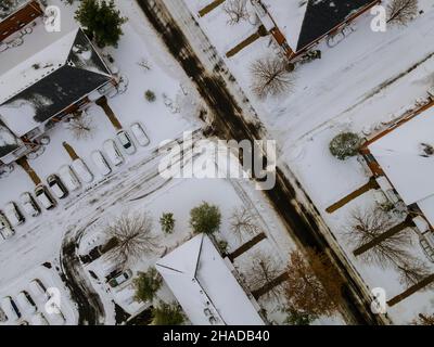 Giornata invernale nevosa sulla strada innevata Foto Stock
