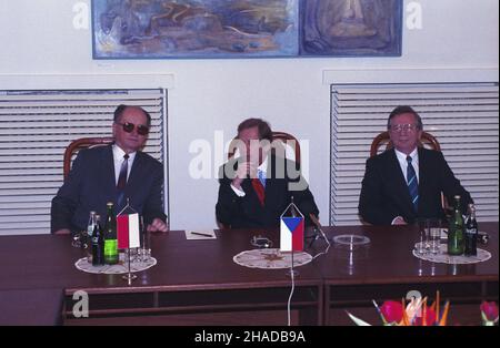 Czechos³owacja Bratys³awa 09.04.1990. Spotkanie trójstronne prezydentów, premierów i szefów dyplomacji polski, Czechos³owacji i Wêgier. prezydent RP Wojciech Jaruzelski (L), prezydent Czechos³owacji Vaclav Havel (C) i p.o. prezydenta Wêgier Matyas Szuros (P). wb PAP/Jan Bogacz Cecoslovacchia Bratislawa 09 aprile 1990. Incontro tripartito di presidenti, primi ministri e fortini di Polonia, Cecoslovaki e Ungheria. Nella foto: Il presidente polacco Wojciech Jaruzelski (a sinistra), il presidente cecoslovacco Vaclav Havel (al centro e presidente ungherese in carica Matyas Szuros (a destra). Foto Stock