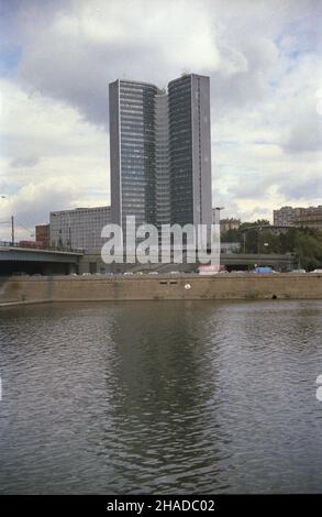 Rosja Moskwa 08,1990. Gmach Rady Wzajemnej Pomocy Gospodarczej (RWPG) przy Nowym Arbacie. Wzniesiony w 1969 r. wie¿owiec, soliter na planie trójskrzyd³owej gwiazdy z pionem komunikacyjnym w centrum. Przyk³ad modernizmu w architekturze Zwi¹zku Socjalistycznych Republik Radzieckich (ZSRR). Projektowa³ go Michai³ Posochin. mw PAP/Jan Bogacz Dok³adny dzieñ wydarzenia nieustalony. Russia, Mosca, agosto 1990. La costruzione del Consiglio per l'assistenza economica reciproca su New Arabat Avenue. Un grattacielo costruito su un piano stella a tre ali nel 1969. Un esempio di modernismo nell'architettura Foto Stock