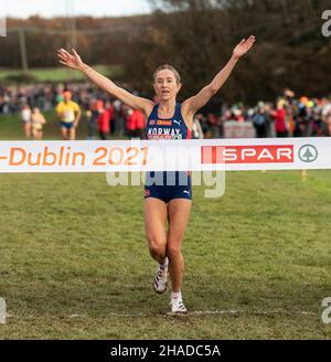 FINGAL-DUBLIN IRLANDA 12 DEC 2021: Karoline Grovdal (Norvegia) che ha superato il traguardo per vincere la competizione femminile al Campus Sport Ireland di Dublino il 12th dicembre 2021. Foto di Gary Mitchell/Alamy Live News Foto Stock