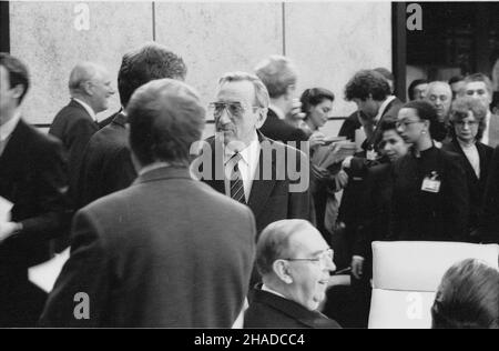 Francja, Cary¿, 19.11.1990. Spotkanie przywódców pañstw zrzeszonych w Konferencji Bezpieczeñstwa i Wspó³pracy w Europie (KBWE). NZ. Ministro spraw zagranicznych Krzysztof Skubiszewskin (siedzi C) i Premier Tadeusz Mazowiecki (stoi nad Skubiszewskim). (ptr) PAP/CAF/Ireneusz Radkiewicz Francia, Parigi, 19.11.1990. I Capi dei Paesi membri associati alla Conferenza sulla sicurezza e la cooperazione in Europa partecipano ad un incontro a Parigi. Nella foto: Il ministro degli Esteri polacco Krzysztof Skubiszewski (C, siede) e il primo ministro polacco Tadeusz Mazowiecki (si trova dietro Skubiszewski). (ptr) PAP/CAF/Ireneu Foto Stock