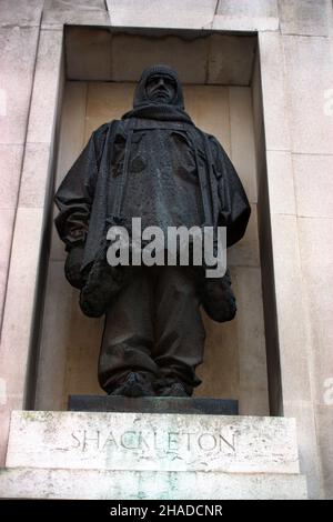 La statua di Sir Ernest Shackleton, fuori dalla sede di Londra della Royal Geographical Society. Foto Stock