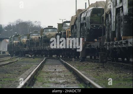 Borne Sulinowo 08.04.1991. Wycofanie wojsk radzieckich z polski. JAKO pierwsza wyje¿d¿a stacjonuj¹ca w Bornem Sulinowie 116 Orszañska Brygada Rakiet Operacyjno Taktycznych (nz.). msa PAP/Jerzy Undro Borne Sulinowo, 8 aprile 1991. Le truppe sovietiche lasciano la Polonia. Nella foto: La Brigata missilistica tattica sovietica del 116th. msa PAP/Jerzy Undro Foto Stock