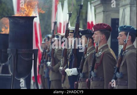 Warszawa 03.05.1991. 200 rocznica uchwalenia Konstytucji 3 Maja. Uroczystoœci na placu Marsza³ka Józefa Pi³sudskiego. NZ. warta honorowa ¿o³nierzy Wojska Polskiego przy Grobie Nieznanego ¯o³nierza. msa PAP/Janusz Mazur Varsavia, 3 maggio 1991. Le cerimonie in Piazza Pilsudski segnano il 200th° anniversario della Costituzione del maggio 3. Nella foto: Guardia d'onore alla Tomba del Milite Ignoto. msa PAP/Janusz Mazur Foto Stock