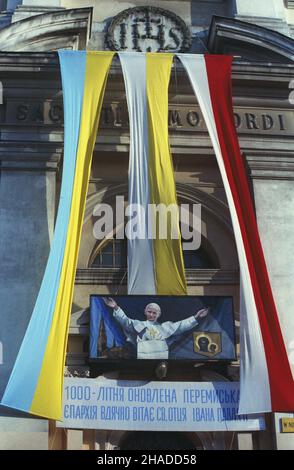 Przemyœl 02.06.1991. IV pielgrzymka papie¿a Jana Paw³a II do Polski. Spotkanie Ojca Œwiêtego z wiernymi obrz¹dku bizantyñsko-ukraiñskiego (unickiego). NZ. Fronte koœcio³a Najœwiêtszego serca Pana Jezusa. Papie¿ przekaza³ koœció³ greckokatolickiej diecezji przemyskiej i ustanowi³ go katedr¹. mw PAP/Grzegorz Rogiñski Przemysl, 2 giugno 1991. Quarto pellegrinaggio di Papa Giovanni Paolo II in Polonia. Il papa incontra i fedeli del rito bizantino-ucraino. Nella foto: Il fronte della Chiesa del Sacro cuore di Gesù. Il papa ha trasferito la chiesa come cattedrale nella diocesi greco-cattolica di Przemysl Foto Stock