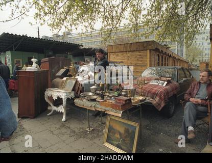 Warszawa 04,1992. Targ Staroci na Kole przy ul. Obozowej róg ul. Erazma Cio³ka. ka PAP/Andrzej Rybczyñski Dok³adny dzieñ wydarzenia nieustalony. Varsavia Aprile 1992. Il mercato delle pulci a Kolo all'incrocio tra le strade di Obozowa e di Erazma Ciolka. ka PAP/Andrzej Rybczynski Data evento sconosciuta. Foto Stock