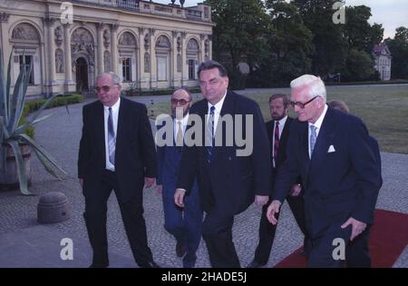 Warszawa 25.05.1992. Wizyta prezydenta Izraela Chaima Herzoga w Polsce. de lewej m.in.: podsekretarz stanu w Kancelarii Prezydenta RP Andrzej Zakrzewski (L), Premier Jan Olszewski (3L) i szef Kancelarii Prezydenta RP Janusz Zió³kowski (5L) w drodze na uroczysty obiad wydany przez przydr RP Lecha wb pa³acu WB Wiz Wa³êsê WB Wiz WB Wiz WB Wiz Varsavia, Polonia, 25 maggio 1992. Sottosegretario di Stato alla Cancelleria del Presidente della Polonia Andrzej Zakrzewski (L), primo Ministro Jan Olszewski (3L) e Capo della Cancelleria del Presidente della Polonia Janusz Ziolkowski (5-L) A. Foto Stock