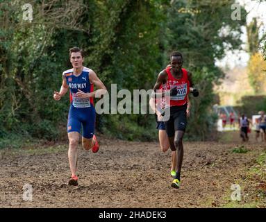 FINGAL-DUBLIN IRLANDA 12 DEC 2021: Jakob Ingebrigtsen (Norvegia) Ersin Tekal (Turchia) in competizione nel concorso MEN senior al Campus Sport Ireland di Dublino il 12th dicembre 2021. Foto di Gary Mitchell/Alamy Live News Foto Stock