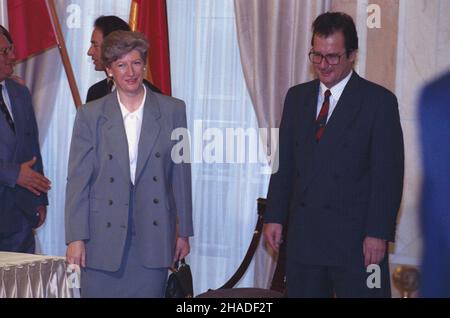 Republika Federalna Niemiec Bonn 05.11.1992. Wizyta Premier RP Hanny Suchockiej w Republice Federalnej Niemiec (5-6.11.1992). Podpisanie umowy o przejœciach granicznych i ma³ym ruchu granulicznym, stoj¹ Premier Hanna Suchocka i Minister spraw zagranicznych Klaus Kinkel. msa PAP/Ryszard Janowski La Repubblica federale di Germania Bonn 5 novembre 1992. Il primo ministro polacco Hanna Suchocka visita la Repubblica federale di Germania (dal 5 al 6 novembre 1992). Nella foto: Firma di un accordo sui valichi di frontiera e sul piccolo traffico di frontiera, in piedi PM Hanna Suchocka e Foreign Mini della Germania Foto Stock