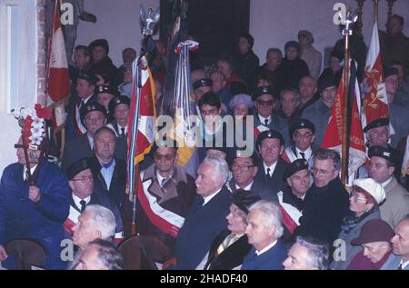 Warszawa 12.11.1992. Sprowadzenie prochów Naczelnego Wodza Polskich Si³ Zbrojnych w latach 1943-44, genera³a Kazimierza Sosnkowskiego do polski. Msza œwiêta w katedrze œw. Jana Chrzciciela. NZ. m.in.: ostatni prezydent RP na uchodŸstwie Ryszard Kaczorowski (C, siwy z w¹sami). msa PAP/Teodor Walczak Varsavia 12 novembre 1992. Le ceneri del generale Kazimierz Sosnkowski, il comandante delle forze armate polacche del 1943-1944, sono portate in Polonia. Santa Messa nella Cattedrale di San Giovanni Battista. Raffigurato tra gli altri: L'ultimo presidente polacco in esilio Ryszard Kaczorowski (al centro, capelli bianchi, mousta Foto Stock