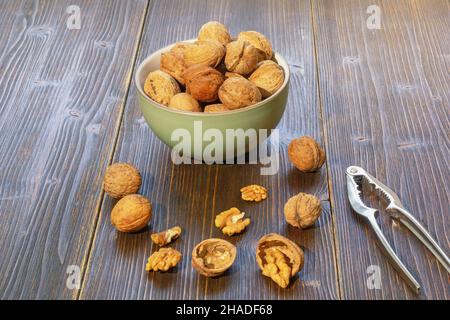 Dadi. Noci intere e nocciole su tavola rustica scura. Spazio per il testo Foto Stock