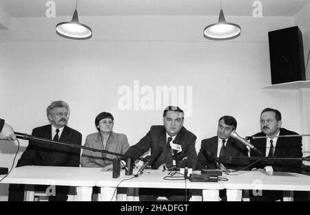 Warszawa, 1993-01-24. Konferencja prasowa liderów Ruchu dla Rzeczypospolitej (RDR). de lewej: Romuald Szeremietiew, prof. Józefina Hrynkiewicz, Jan Olszewski, dr Dariusz Grabowski i Wojciech W³odarczyk. pp PAP/Adam Urbanek Foto Stock