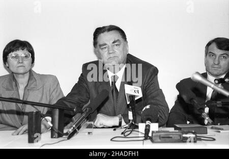 Warszawa, 1993-01-24. Konferencja prasowa liderów Ruchu dla Rzeczypospolitej (RDR). de lewej: prof. Józefina Hrynkiewicz, Jan Olszewski i dr Dariusz Grabowski. pp PAP/Adam Urbanek Foto Stock