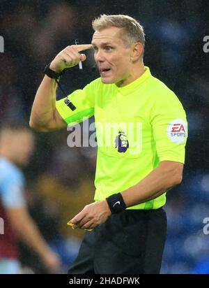 Turf Moor, Burnley, Lancashire, Regno Unito. 12th Dic 2021. Premier League Football, Burnley versus West Ham United; arbitro Graham Scott Credit: Action Plus Sports/Alamy Live News Foto Stock