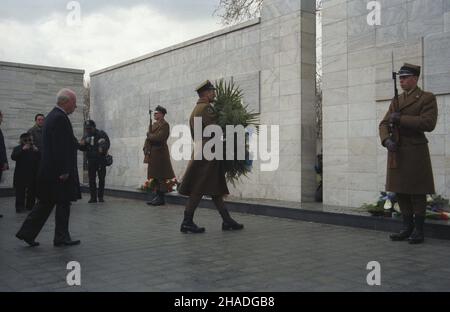 Warszawa 19.04.1993. Uroczyste obchody 50. Rocznicy Powstania w Getcie Warszawskim. premier i Minister obrony Izraela Icchak Rabin sk³ada wieniec przy pomniku Umschlagplatz. wb PAP/Jan Morek Varsavia 19 aprile 1993. Cerimonie al Monumento agli Eroi del Ghetto nel 50th anniversario dell'insurrezione del Ghetto di Varsavia. Nella foto: Il PM israeliano e il ministro della Difesa Yitzhak Rabin depone una corona al Monumento a Umschlagplatz. wb PAP/Jan Morek Foto Stock