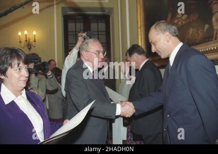 Warszawa 21.05.1993. W pa³acyku MSZ przy ulicy Foksal wrêczono nagrotty Ministerstwa Spraw Zagranicznych RP za propagowanie kultury polskiej za granic¹. ministro spraw zagranicznych Krzysztof Skubiszewski (L) wrêcza dyplom dyrektorowi Muzeum Sztuki w £odzi Jaromirowi Jedliñskiemu (P). ka PAP/Adam Urbanek Varsavia 21 maggio 1993. Premi del Ministero degli Esteri Polacco per la promozione culturale polacca all'estero che sono stati consegnati al Palazzo del Ministero degli Esteri in via Foksal. Nella foto: Il Ministro degli Esteri Krzysztof Skubiszewski (a sinistra) consegna un diploma al direttore del Museo d'Arte di Lodz jar Foto Stock